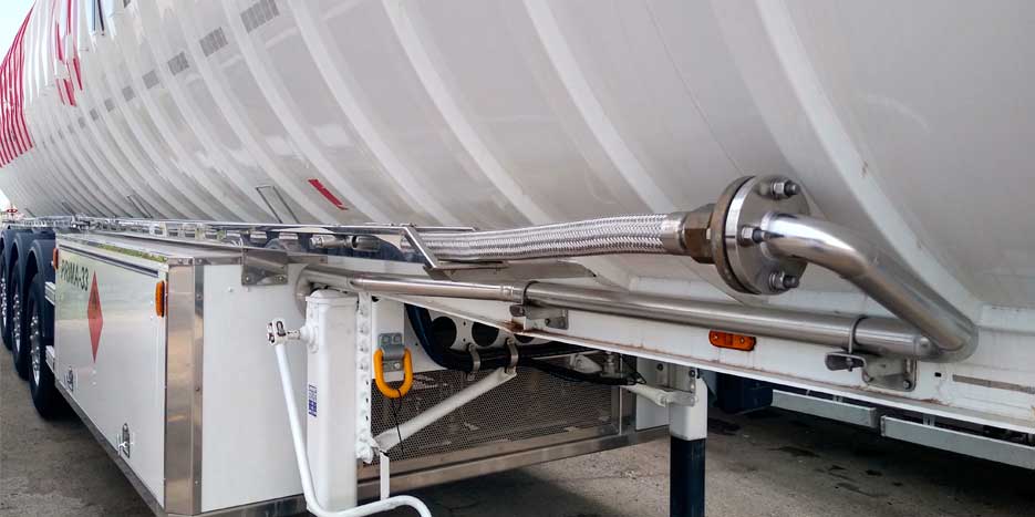 Los semitrailers GNL de Vakuum disponen de armario de control lateral, fácil de utilizar y seguro, con diseño ergonómico de todos los equipos y tuberías